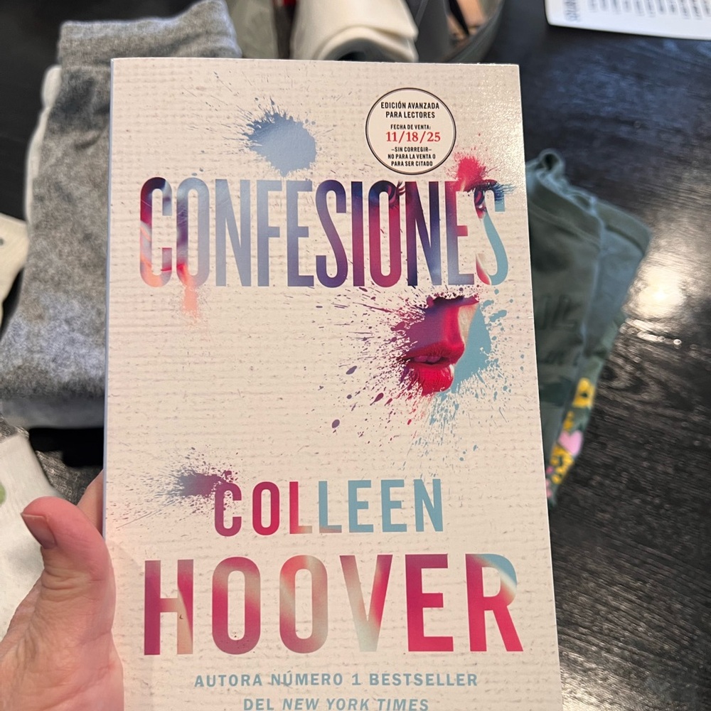 Confesiones in Spanish by Colleen Hoover Book
